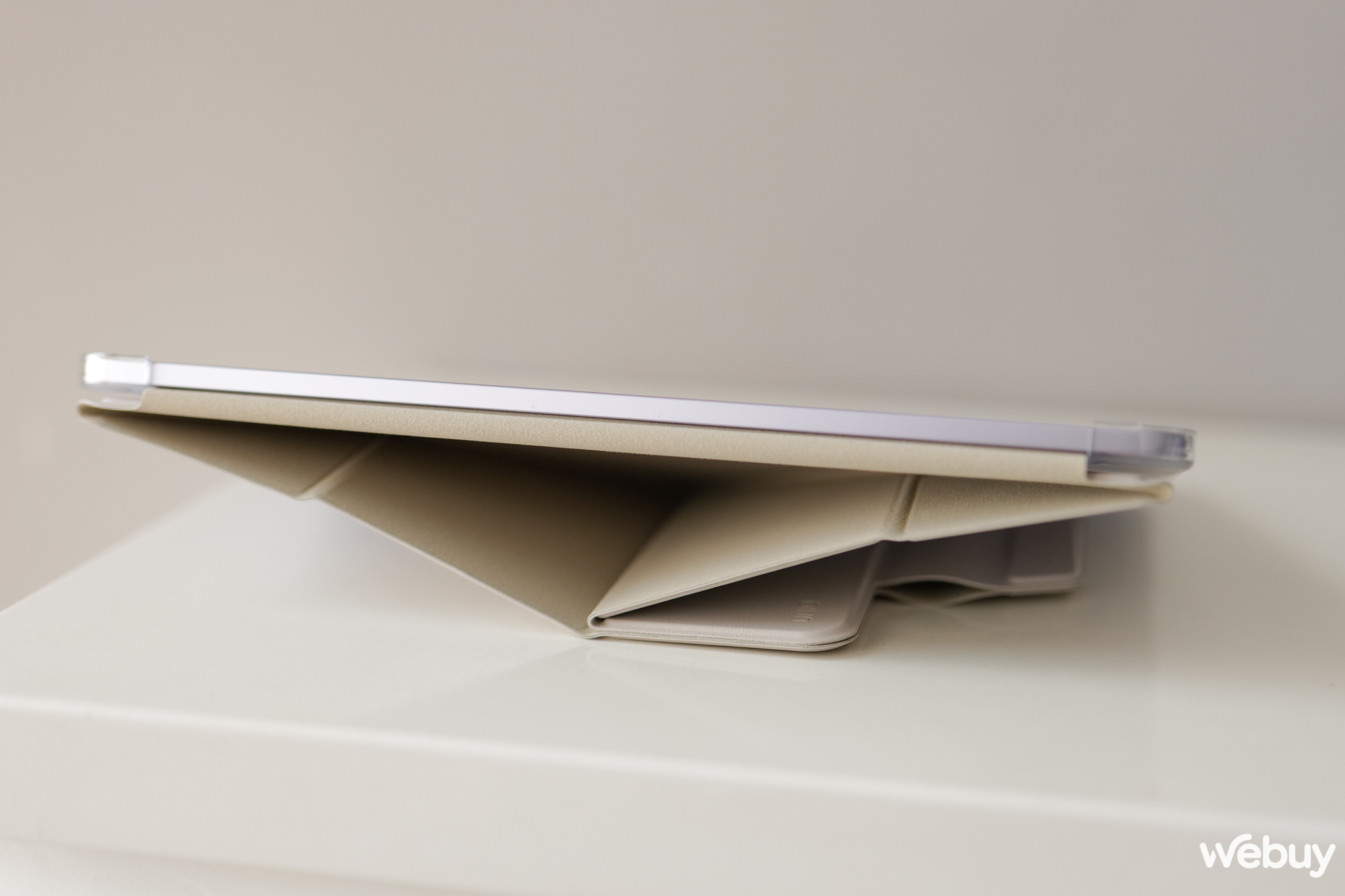 Trên tay ốp UNIQ cho iPad Pro và Air 2024: Không biết ốp lưng hay dụng cụ tập gấp origami!- Ảnh 20.