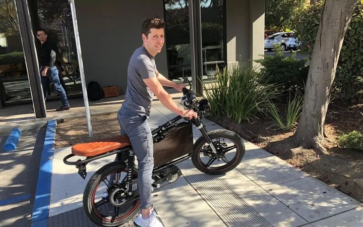 Bất ngờ: Dat Bike "flex" cha đẻ ChatGPT Sam Altman chính là một trong những người đầu tiên lái thử xe máy điện Việt từ 6 năm trước- Ảnh 1.