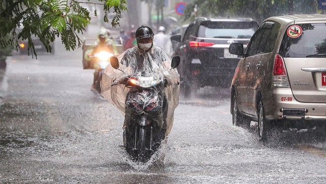 Tuần tới miền Bắc lại có đợt mưa dông dài ngày, thời điểm nào hết nắng nóng?- Ảnh 2.