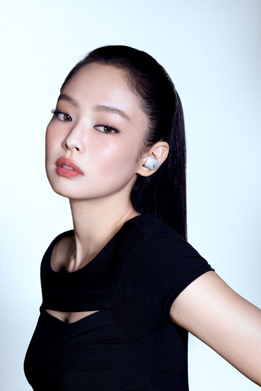 Chùm ảnh: Jennie (BLACKPINK) và tai nghe true wireless giá rẻ mới của Apple- Ảnh 3.