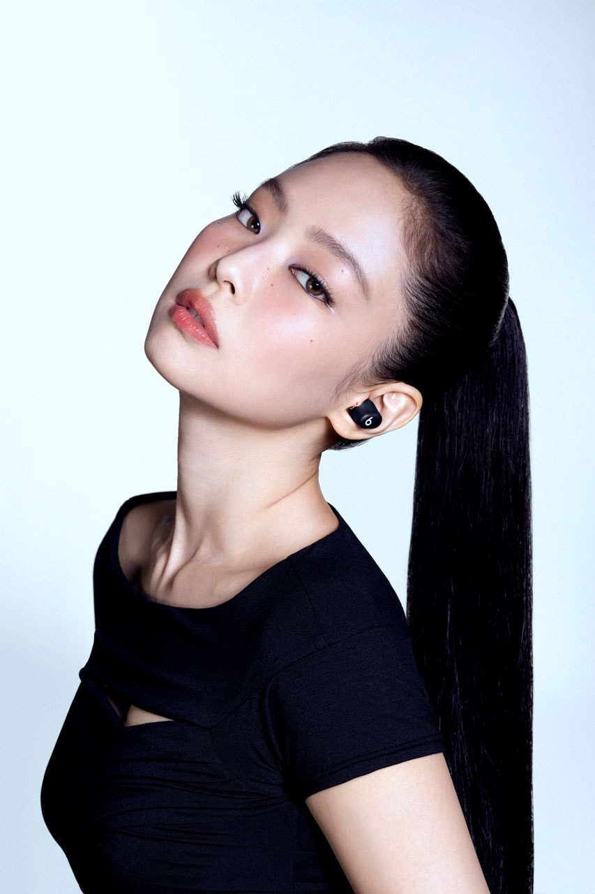 Chùm ảnh: Jennie (BLACKPINK) và tai nghe true wireless giá rẻ mới của Apple- Ảnh 2.