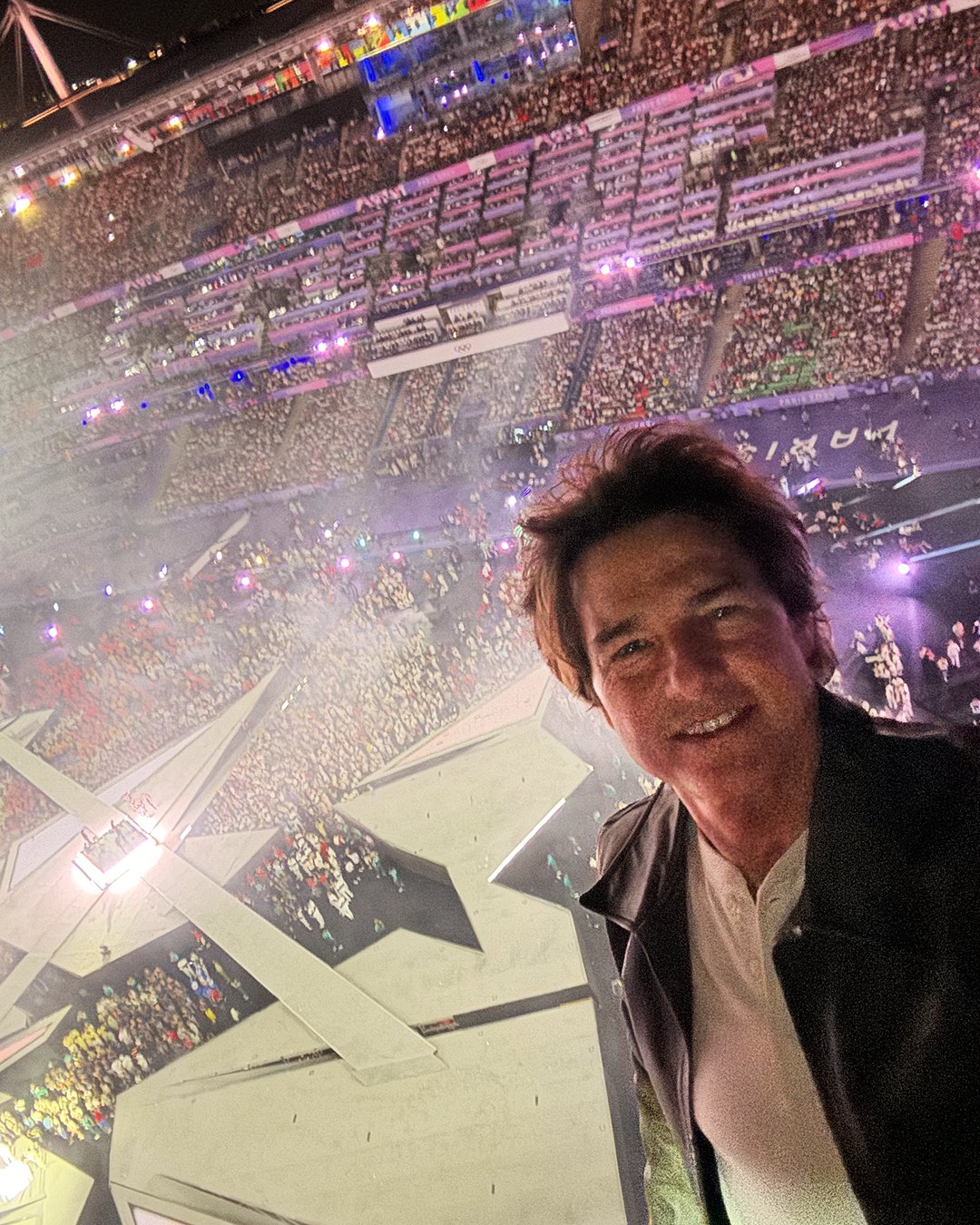 Bức ảnh selfie 7 triệu view của Tom Cruise trước khi nhảy từ độ cao 50m ở Lễ bế mạc Olympic- Ảnh 1.